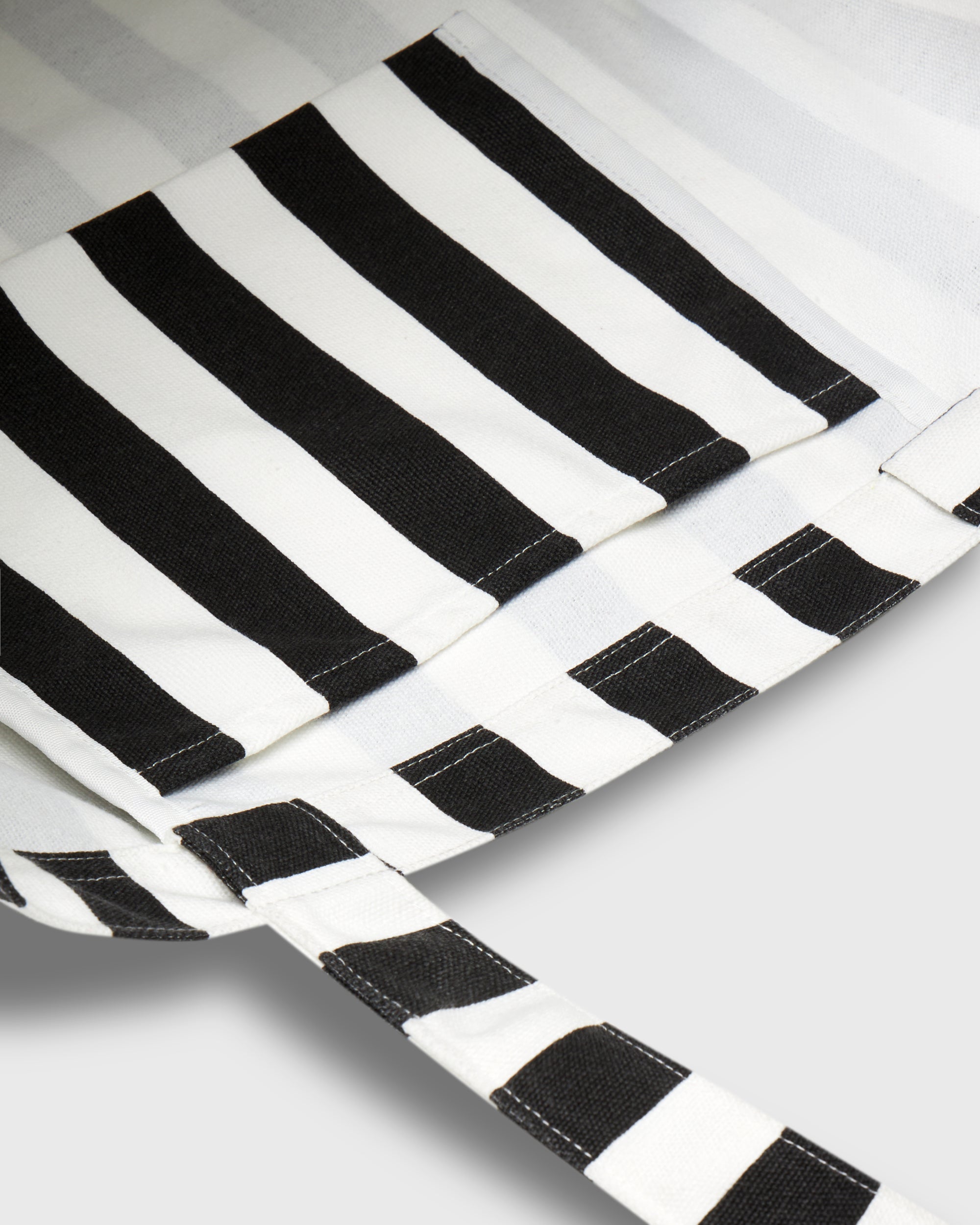 Knit Programme - AIMER Shopping Bag in Black White Stripe