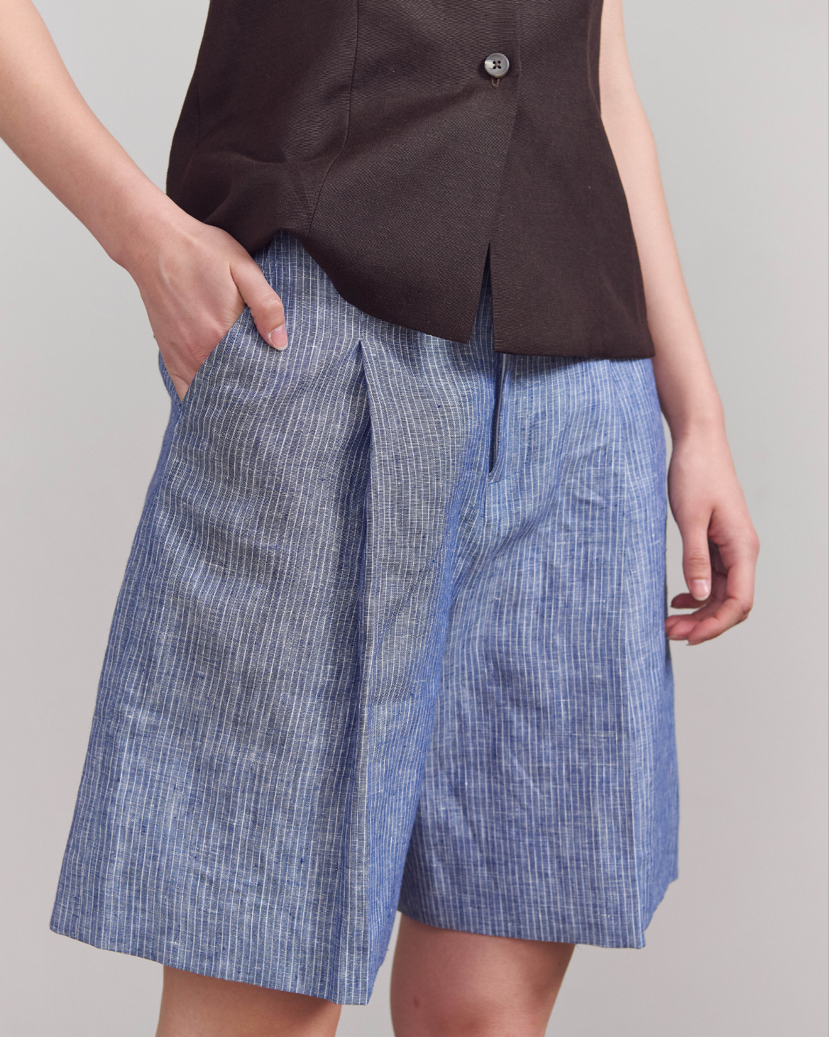 SS25 Lin et Lumière - Essential Bermuda Shorts in Navy Pinstripe Linen