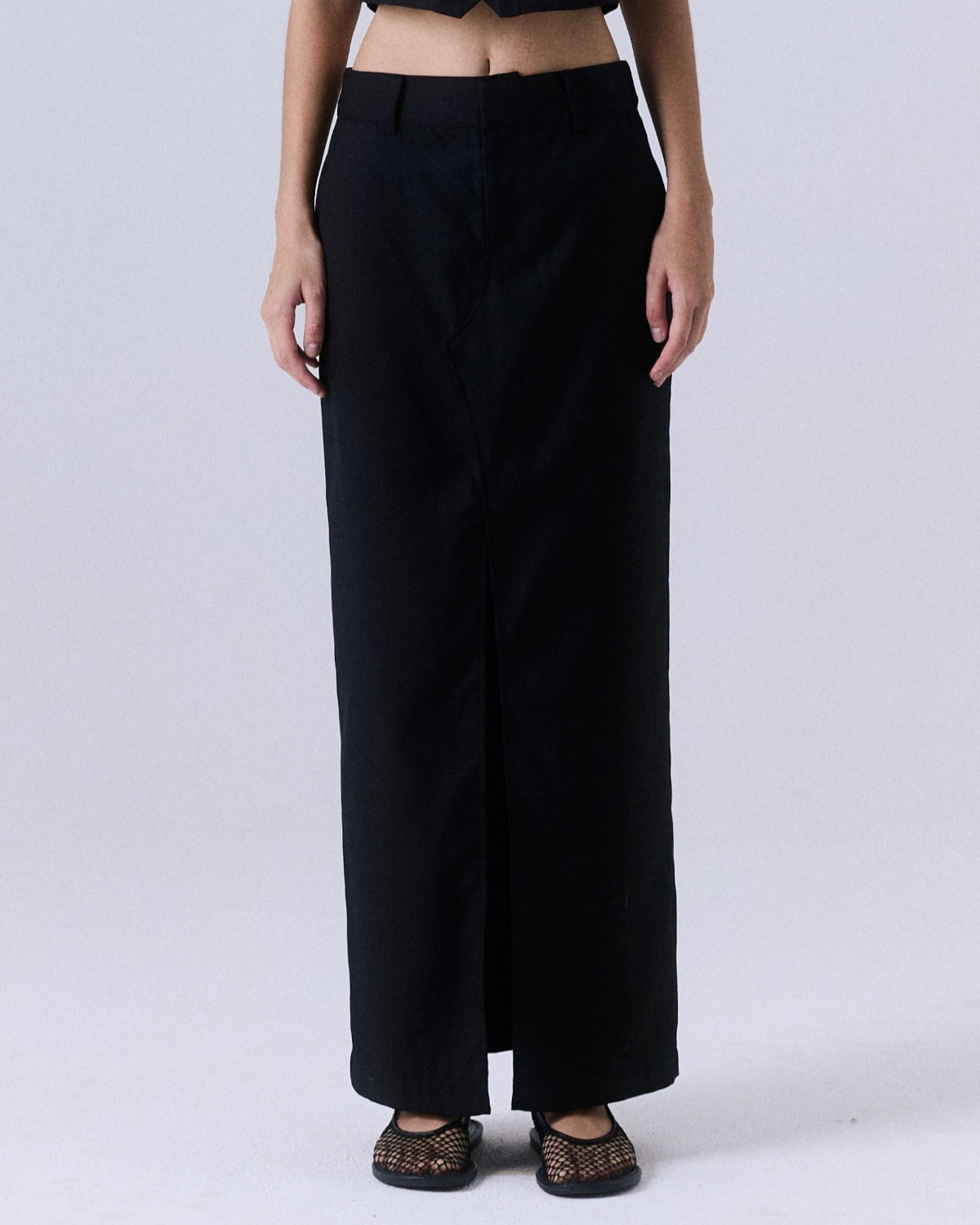 AIMER - Essential Front Slit Skirt in Black
