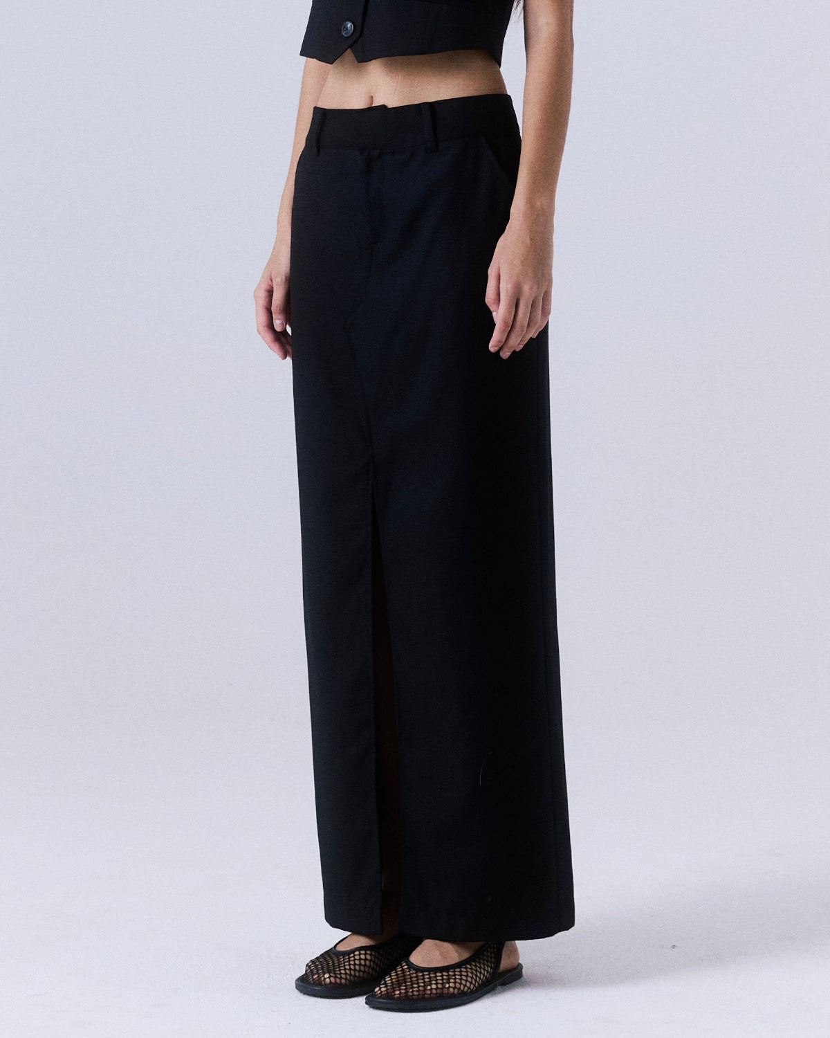 AIMER - Essential Front Slit Skirt in Black