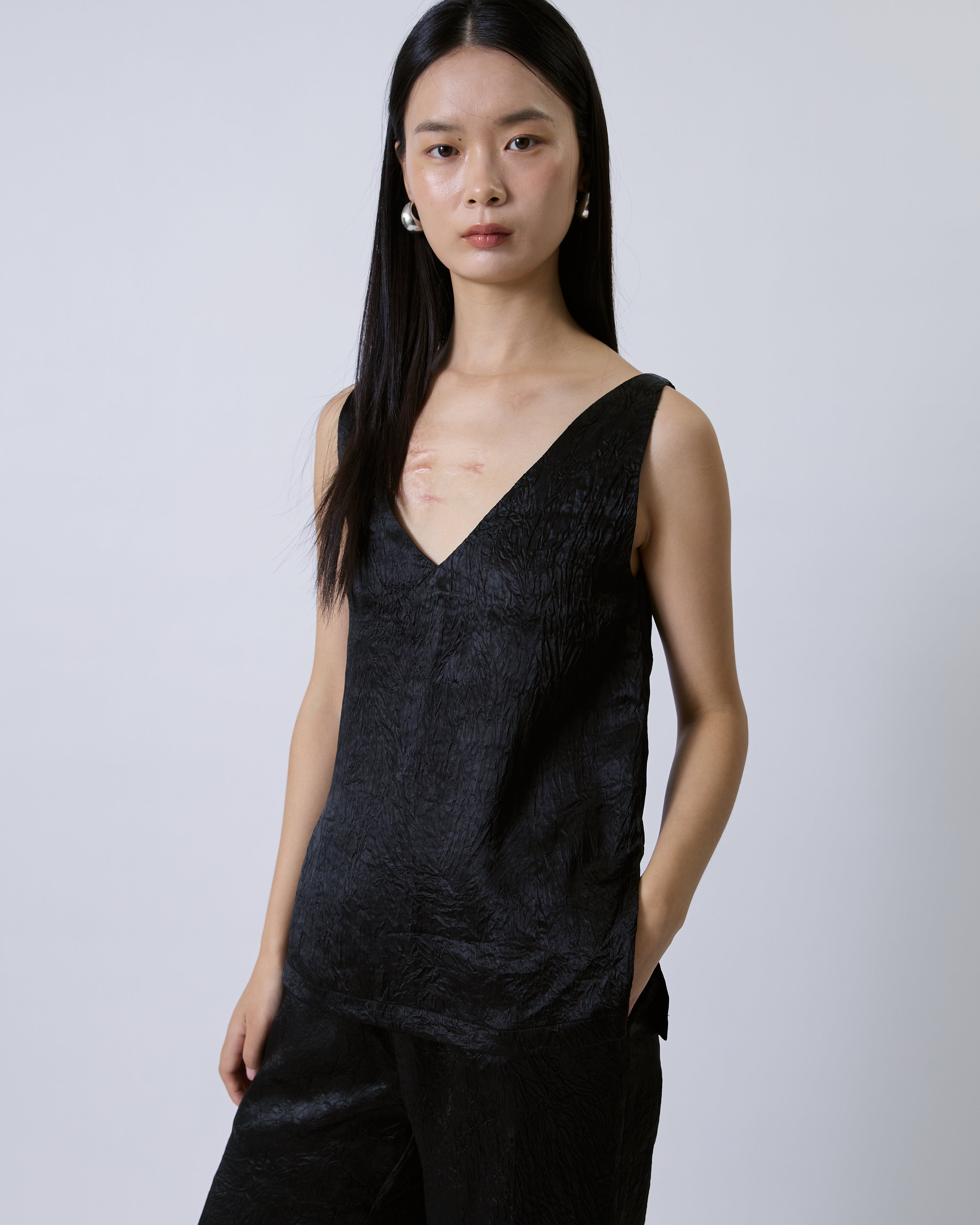 Jungle Urbaine - V-Neck Satin Tank Top in Textured Black