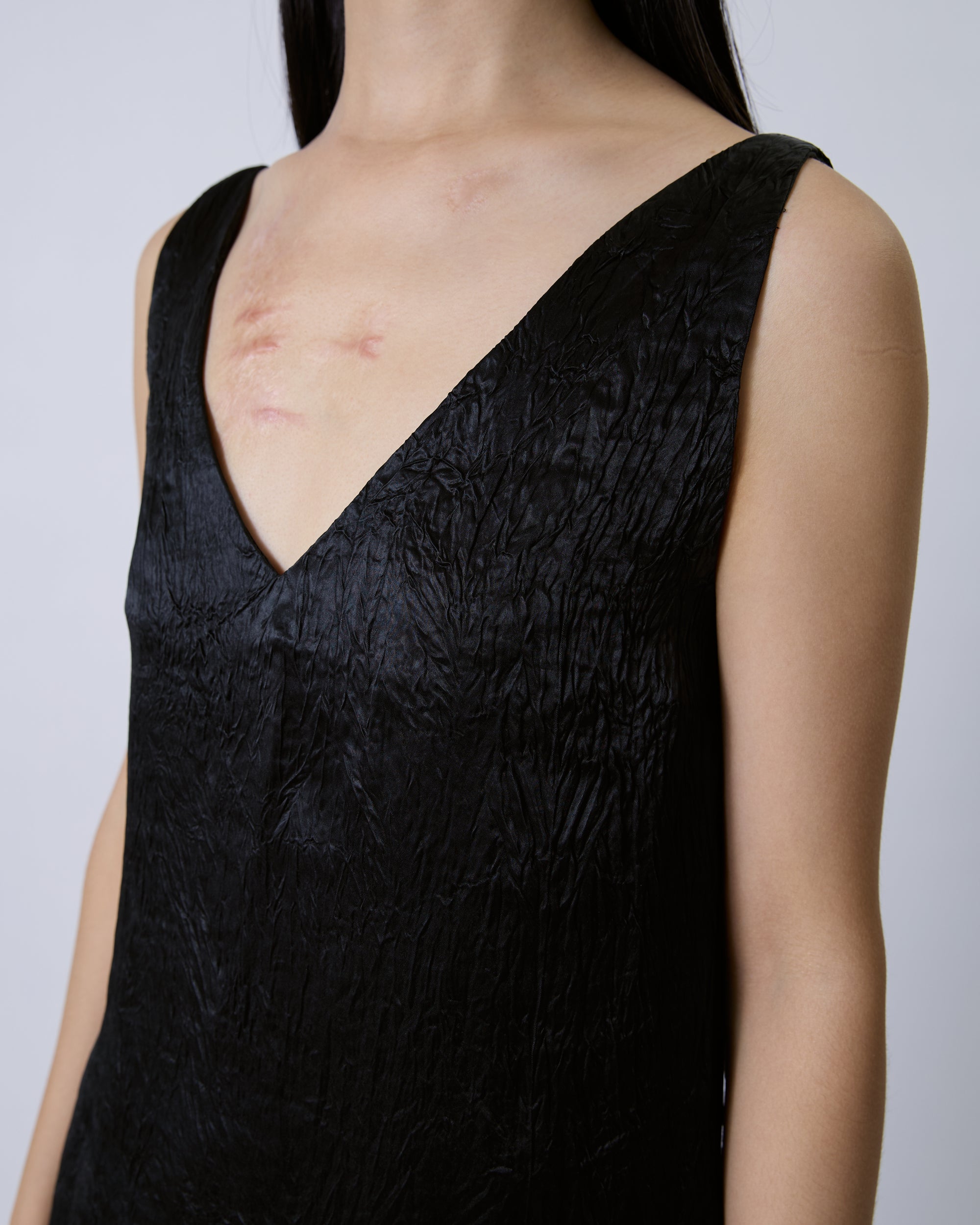 Jungle Urbaine - V-Neck Satin Tank Top in Textured Black